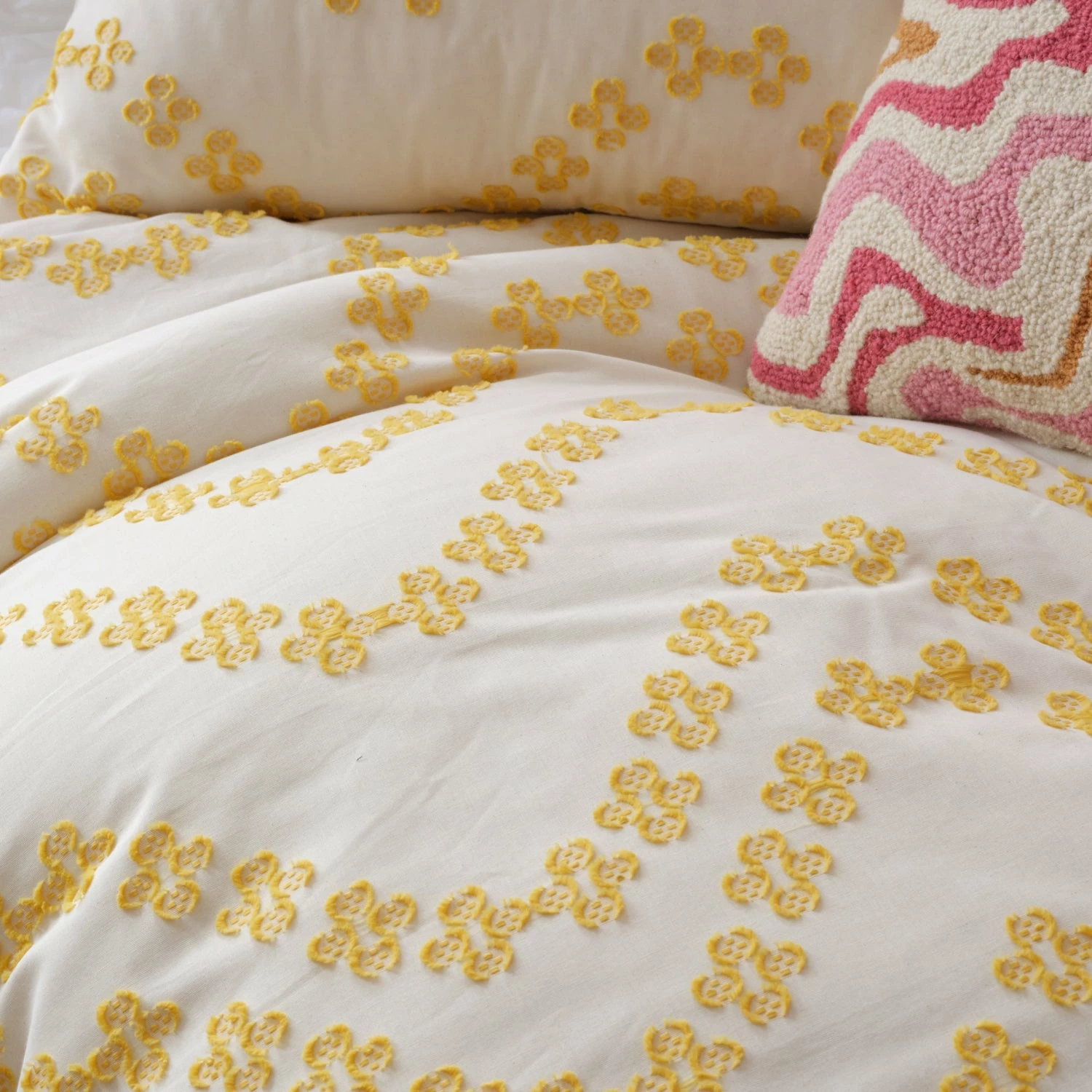 Layla Wavy Daisy Comforter And Sham Set 4 Layla Wavy Daisy Comforter And Sham Set - Image 2