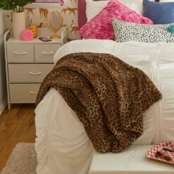 Apparis Luxe Faux Fur Throw Blanket -gift shop Maximalist 028